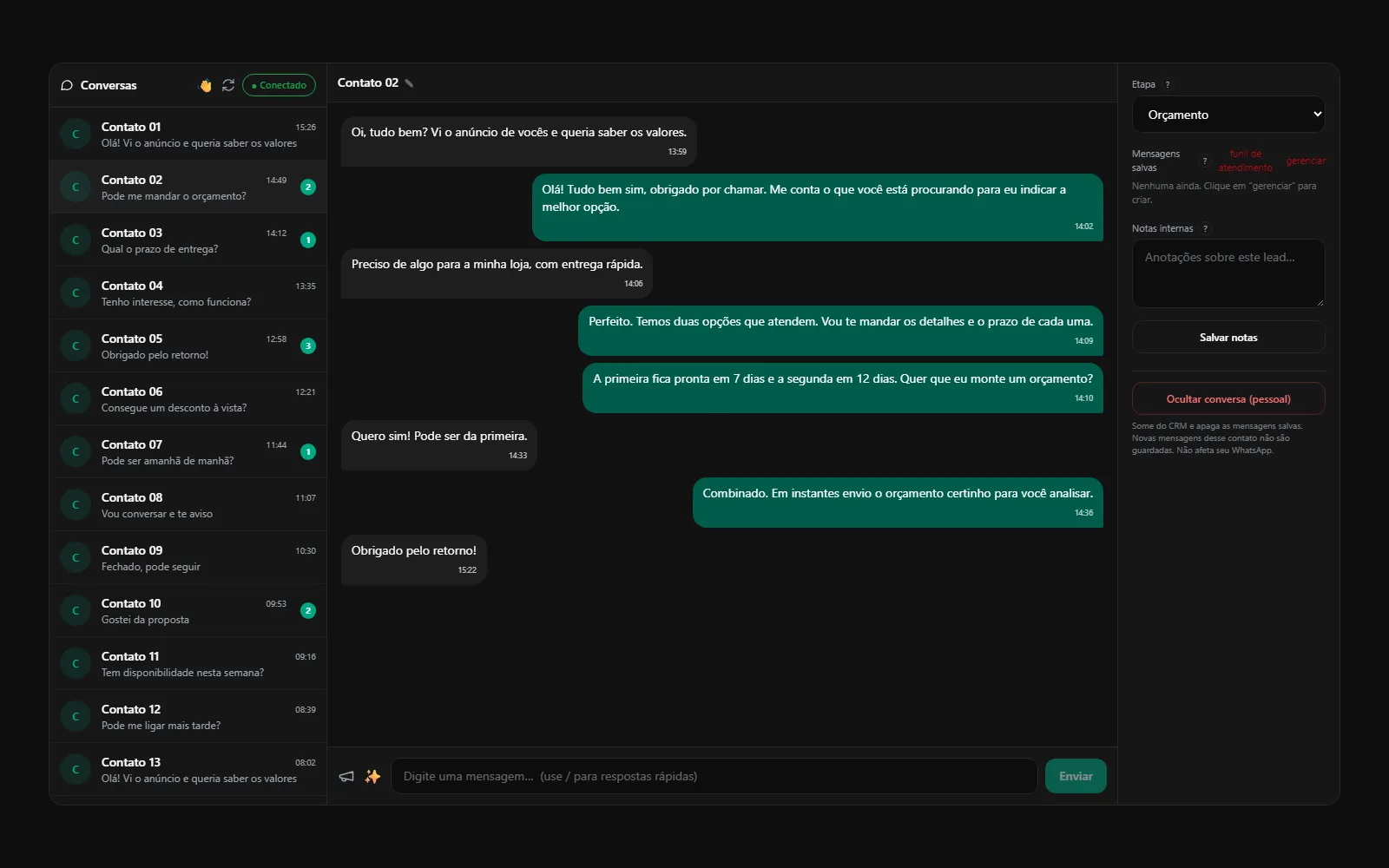 Exemplo do CRM no WhatsApp com a lista de conversas e uma conversa aberta, com contatos de exemplo