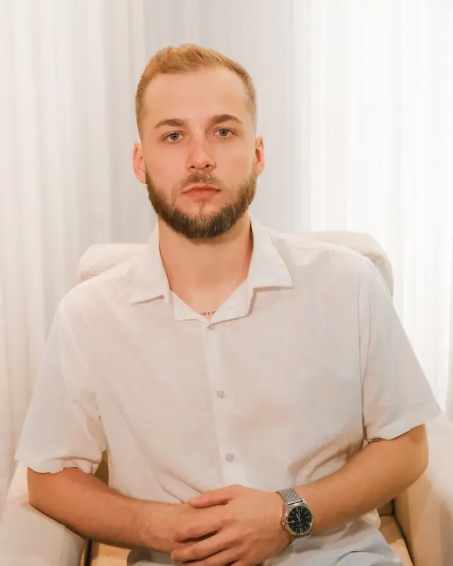 Retrato de Thiago Marholt, de camisa branca